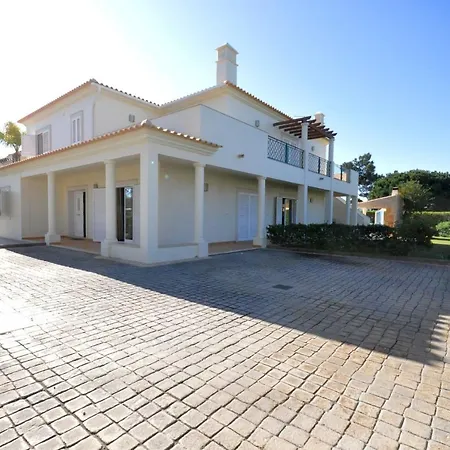 6 Bedrooms, Walking Distance To Amenities, Private Pool, Free Ac And Wifi *