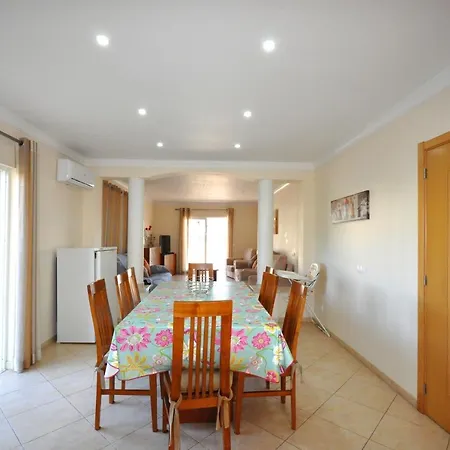6 Bedrooms, Walking Distance To Amenities, Private Pool, Free Ac And Wifi Quarteira