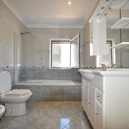 6 Bedrooms, Walking Distance To Amenities, Private Pool, Free Ac And Wifi Villa *