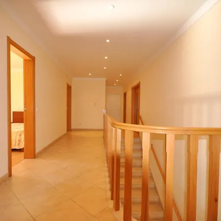 6 Bedrooms, Walking Distance To Amenities, Private Pool, Free Ac And Wifi Villa Quarteira