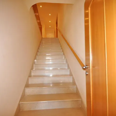 6 Bedrooms, Walking Distance To Amenities, Private Pool, Free Ac And Wifi Villa