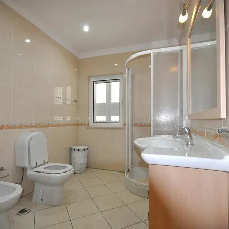 6 Bedrooms, Walking Distance To Amenities, Private Pool, Free Ac And Wifi Βίλα *