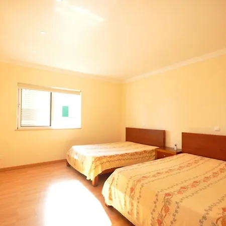 6 Bedrooms, Walking Distance To Amenities, Private Pool, Free Ac And Wifi Quarteira