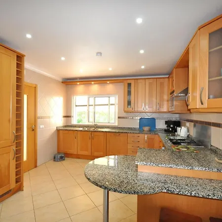 Βίλα 6 Bedrooms, Walking Distance To Amenities, Private Pool, Free Ac And Wifi Quarteira