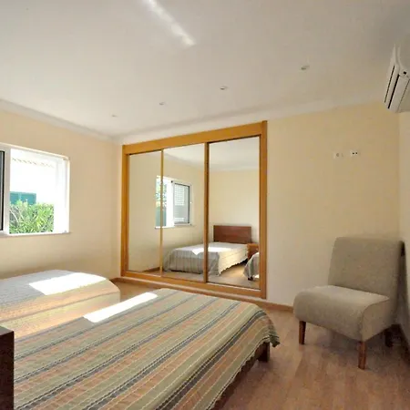 6 Bedrooms, Walking Distance To Amenities, Private Pool, Free Ac And Wifi *