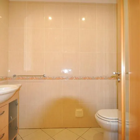 6 Bedrooms, Walking Distance To Amenities, Private Pool, Free Ac And Wifi *